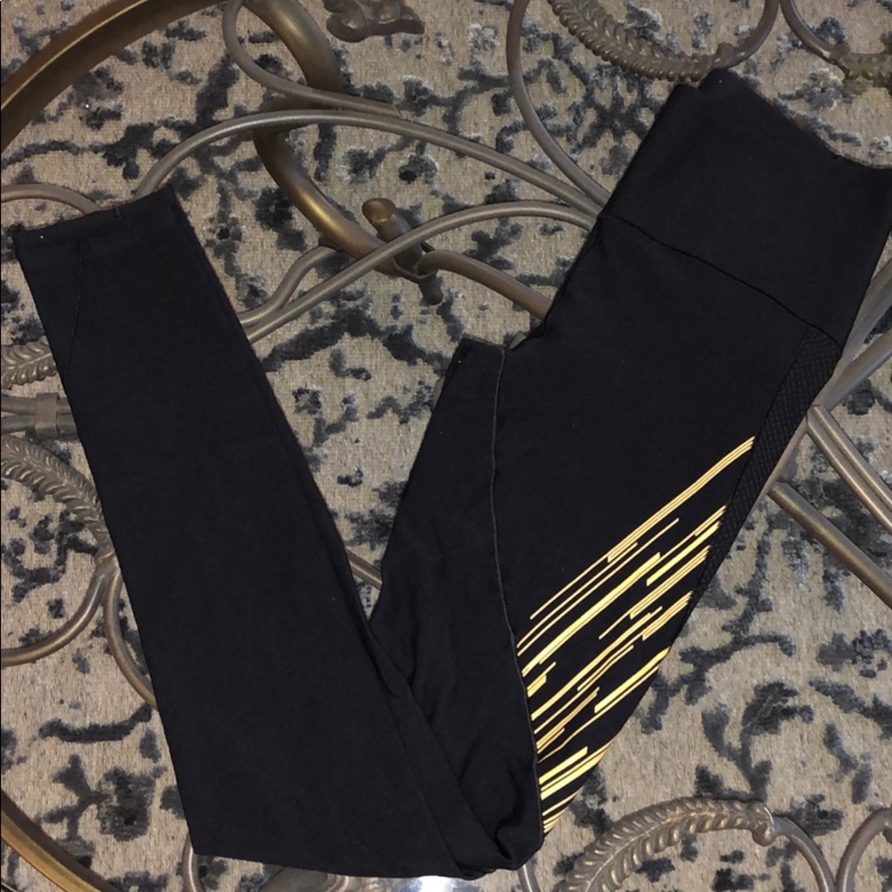 Mixed texture under armor leggings